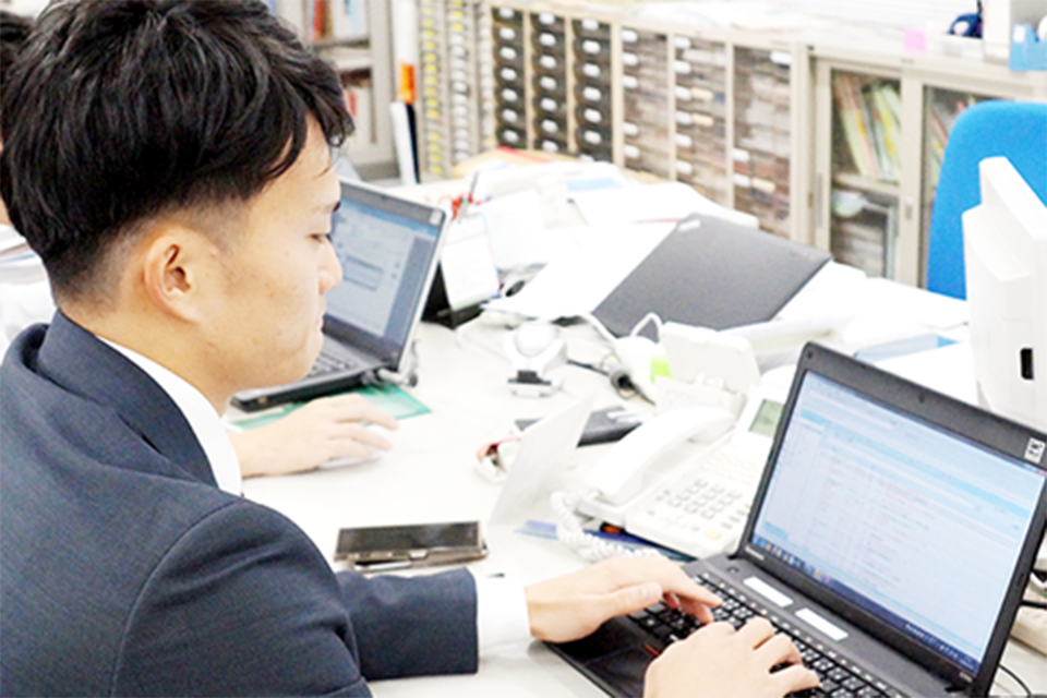 働く様子。すなおに頼り、頼られる。