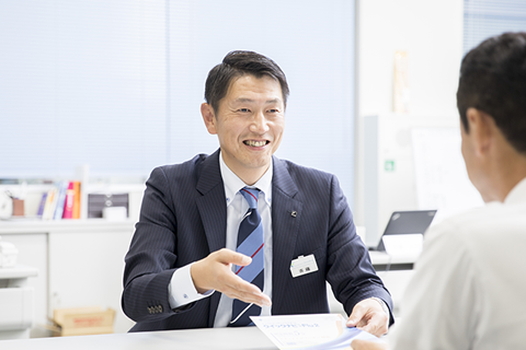 働いている様子。医薬品を通して人の健康をサポート。実感できた時の喜びはひとしお！