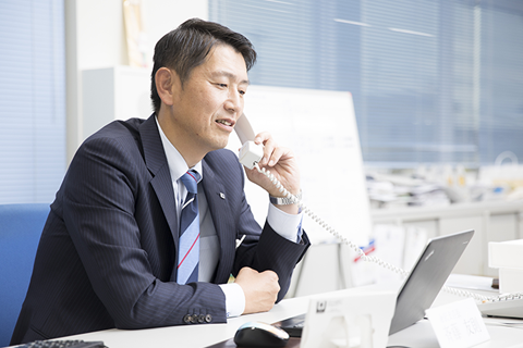 働いている様子。営業という仕事がもたらすすばらしい人間成長をいつも胸に。